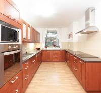 ViNi real / TOP PONUKA! Moderný 4-izb. bungalov s garážou, KVETOSLAVOV - Kuchyňa v rodinnom dome s dreveným dekorom, s varnou doskou a mikrovlnnou rúrou.