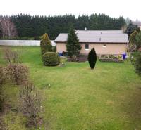 ViNi real / TOP PONUKA! Moderný 4-izb. bungalov s garážou, KVETOSLAVOV - Rodinný dom na Hlavnej ulici v Kvetoslavove, obklopený veľkou záhradou a ihličnanmi.