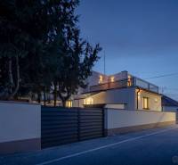 5 i nadštandardný rodinný dom s výhľadom na jazero - Trnovec n/Váhom  - Rodinný dom na Trnoveckej ulici v Trnovci nad Váhom počas večerného osvetlenia.