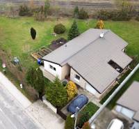 Investičná príležitosť v Kvetoslavov - DOM ideálny pre súkromnú škôlku - Rodinný dom na Hlavnej ulici v Kvetoslavove s priestrannou záhradou a garážou.