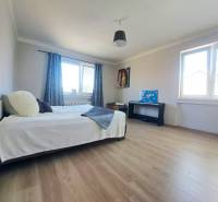 Exkluzívne na predaj 5 izbový rodinný dom - Izba s posteľou, dvoma oknami, klavírom a podlahou s dreveným dekorom v rodinnom dome.