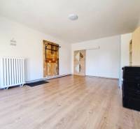 Exkluzívne na predaj 5 izbový rodinný dom - Interiér rodinného domu s podlahou s dreveným dekorom a bielymi stenami.