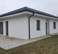 Moderný nízkoenergetický 4-izbový rodinný dom, Cífer – Karlov Dvor - Rodinný dom v Cíferi so šikmou strechou a dláždenou terasou na záhrade.