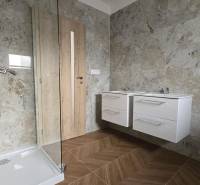 Moderný nízkoenergetický 4-izbový rodinný dom, Cífer – Karlov Dvor - Kúpeľňa v rodinnom dome s kamenným obkladom a sprchovacím kútom.