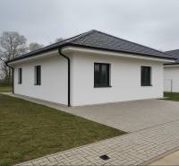 Moderný nízkoenergetický 4-izbový rodinný dom, Cífer – Karlov Dvor - Rodinný dom v Cíferi so šikmou strechou a dláždeným chodníkom.