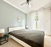 Trogir, Čiovo – pekný, zariadený apartmán len 150m od pláže - Spálňa v rekreačnom apartmáne s dvojlôžkom a nočnými stolíkmi.