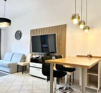 Trogir, Čiovo – pekný, zariadený apartmán len 150m od pláže - Obývacia izba rekreačného apartmánu s televízorom, sedačkou a barovým sedením.