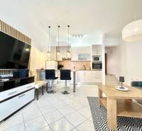 Trogir, Čiovo – pekný, zariadený apartmán len 150m od pláže - Rekreačný apartmán s priestrannou obývačkou, kuchyňou a televízorom.