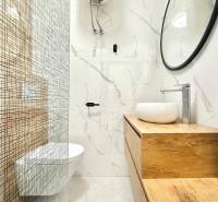 Trogir, Čiovo – pekný, zariadený apartmán len 150m od pláže - Kúpeľňa v rekreačnom apartmáne s minimalistickým dizajnom a výrazným dreveným dekorom.