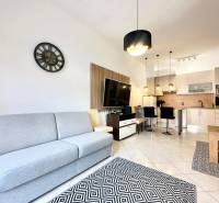 Trogir, Čiovo – pekný, zariadený apartmán len 150m od pláže - Svetlá obývačka s kuchyňou, pohovkou, televízorom a jedálenským kútom v Rekreačnom apartmáne.