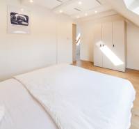  REZERVOVANY-PRENAJOM | NOVÝ 2 i. podkrovný byt v novostavbe - Spálňa s podlahou s dreveným dekorom a skriňou v 2-izbovom byte.