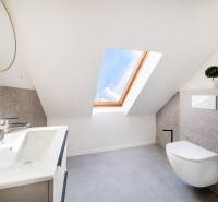  REZERVOVANY-PRENAJOM | NOVÝ 2 i. podkrovný byt v novostavbe - Svetlá kúpeľňa v podkroví s umývadlom, toaletou a strešným oknom v 2-izbovom byte.