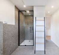  REZERVOVANY-PRENAJOM | NOVÝ 2 i. podkrovný byt v novostavbe - Kúpeľňa v 2-izbovom byte s priestranným sprchovým kútom a rebríkovým nábytkom.