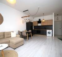 Vodice – novo zrekonštruovaný dvojspálňový apartmán s výhľadom na more - Rekreačný apartmán s podlahou s dreveným dekorom, rohovou sedačkou a modernou kuchyňou.