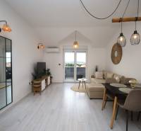 Vodice – novo zrekonštruovaný dvojspálňový apartmán s výhľadom na more - Obývacia izba v Rekreačnom apartmáne s podlahou s dreveným dekorom a veľkým zrkadlom.