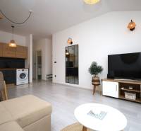 Vodice – novo zrekonštruovaný dvojspálňový apartmán s výhľadom na more - Obývacia izba rekreačného apartmánu so sedačkou, TV a kuchynským kútom.