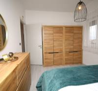 Vodice – novo zrekonštruovaný dvojspálňový apartmán s výhľadom na more - Spálňa v Rekreačnom apartmáne s dreveným dekorom, zrkadlom a dekoráciami.