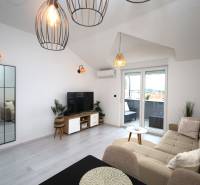 Vodice – novo zrekonštruovaný dvojspálňový apartmán s výhľadom na more - Obývacia izba v Rekreačnom apartmáne s pohodlnou sedačkou, TV a balkónom.