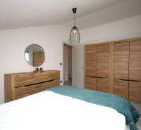 Vodice – novo zrekonštruovaný dvojspálňový apartmán s výhľadom na more - Pre Rekreačný apartmán sú typické skrine a komoda s dreveným dekorom a zrkadlom.