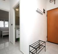 Vodice – novo zrekonštruovaný dvojspálňový apartmán s výhľadom na more - Rekreačný apartmán s dlažbou, vešiakom, otvorenými dverami do spálne a kúpeľne.