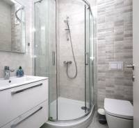 Vodice – novo zrekonštruovaný dvojspálňový apartmán s výhľadom na more - Kúpeľňa v Rekreačnom apartmáne s moderným sprchovým kútom a minimalistickým zariadením.
