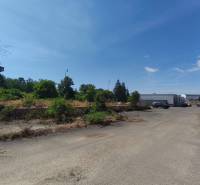 Pozemok o rozlohe 1880 m2  vo Veľkom Krtíši. - Pozemky - komerčné na Lučeneckej ceste vo Veľkom Krtíši so starými budovami a rastlinami.