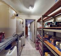 PETRŽALKA -Obchodný priestor v blízkosti električkovej trate na predaj - Úložný priestor s policami a sudmi, plný jedla a nápojov v obchodnom priestore.