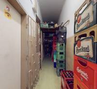 PETRŽALKA -Obchodný priestor v blízkosti električkovej trate na predaj - Úzke chodby v obchodných priestoroch so skladovanými pivnými prepravkami.