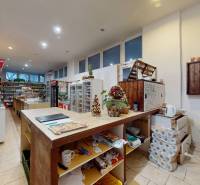 PETRŽALKA -Obchodný priestor v blízkosti električkovej trate na predaj - Obchodné priestory s predajnými regálmi, dekoráciami a tovarom na predaj.