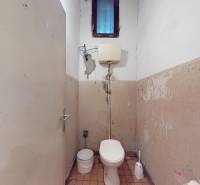 PETRŽALKA -Obchodný priestor v blízkosti električkovej trate na predaj - Stará toaleta so sivými stenami a malým oknom, z Bratislava - Petržalka, obchodné priestory.