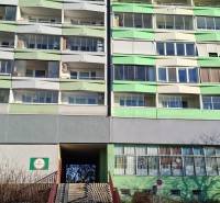 PETRŽALKA -Obchodný priestor v blízkosti električkovej trate na predaj - Panely zatepleného bytového domu na Beňadickej ulici v Bratislave - Petržalke.