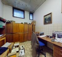 PETRŽALKA -Obchodný priestor v blízkosti električkovej trate na predaj - Kancelária s drevenými skrinkami, pracovným stolom a poličkami, použitá dlažba s geometrickým vzorom.