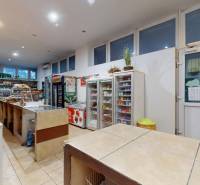 PETRŽALKA -Obchodný priestor v blízkosti električkovej trate na predaj - Interiér obchodných priestorov s rôznym tovarom a osvetlením, vrátane nápojov a potravín.