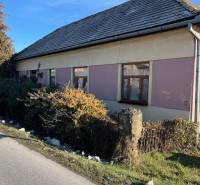 Prízemný rodinný dom v Tomášovciach  - Rodinný dom v Tomášovciach s tradičnou strechou a jednoduchým fasádnym dizajnom.