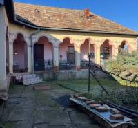 Prízemný rodinný dom v Tomášovciach  - Rodinný dom v Tomášovciach s terasou a zdobenou fasádou.