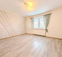 Rodinný dom vo vyhľadávanej obci Betliar. - Izba v rodinnom dome s geometrickou maľbou a podlahou s dreveným dekorom.