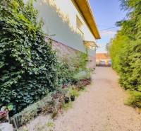 Rodinný dom vo vyhľadávanej obci Betliar. - Záhrada pri rodinnom dome v Betliari s bohatým porastom a kvetinovými dekoráciami.