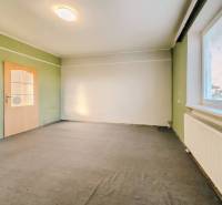 Rodinný dom vo vyhľadávanej obci Betliar. - Interiér rodinného domu s farebnými stenami, kobercom a oknom s žalúziami.