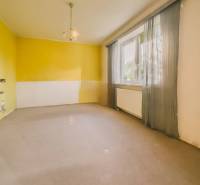 Rodinný dom vo vyhľadávanej obci Betliar. - Izba v rodinnom dome s veľkým oknom, žlté steny a závesy.