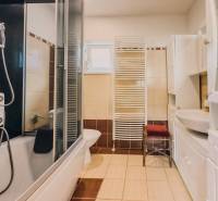 Rodinný dom vo vyhľadávanej obci Betliar. - Kúpeľňa v rodinnom dome s vaňou, sprchou, umývadlom a radiátorom.