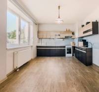 Rodinný dom vo vyhľadávanej obci Betliar. - Kuchyňa v rodinnom dome s podlahou s dreveným dekorom a veľkým oknom.