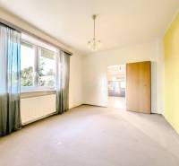 Rodinný dom vo vyhľadávanej obci Betliar. - Izba s veľkým oknom, radiátorom a prechodom v rodinnom dome.