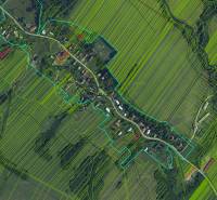 Varadka – Investičné pozemky v intraviláne obce - Letecká mapa pozemkov na bývanie vo Varadke so zvýraznenými hranicami parciel.