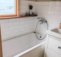 Tiny house - malý domček - Kúpeľňa v rodinnom dome so vstavanou vaňou a bielymi kachličkami.