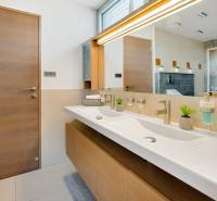 Predaj moderná 5 izbová vila, 265 m2, pozemok 953 m2, bazén,BA II. - Kúpeľňa s dvojitým umývadlom, zrkadlom, sprcha na ulici Imelová a Vila.