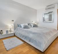 Predaj moderná 5 izbová vila, 265 m2, pozemok 953 m2, bazén,BA II. - Svetlá spálňa so štýlovým svetlom a komfortnou posteľou na ulici Imelová a Vila.