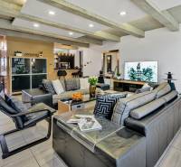 Predaj moderná 5 izbová vila, 265 m2, pozemok 953 m2, bazén,BA II. - Moderný obývací priestor s pohovkami, kreslom, televíziou na ulici Imelová a Vila.