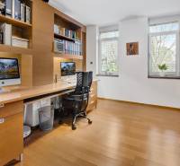 Predaj moderná 5 izbová vila, 265 m2, pozemok 953 m2, bazén,BA II. - Kancelária s knihami, stolom a počítačmi, svieže tulipány, na ulici Imelová a Vila.
