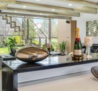 Predaj moderná 5 izbová vila, 265 m2, pozemok 953 m2, bazén,BA II. - Interiér na ulici Imelová a Vilová s otvoreným priestorom, schodmi a výhľadom do záhrady.