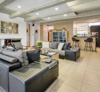 Predaj moderná 5 izbová vila, 265 m2, pozemok 953 m2, bazén,BA II. - Obývačka na ulici Imelová: štýlové zariadenie, kuchyňa, pohodlné sedenie, otvorený priestor vo vile.